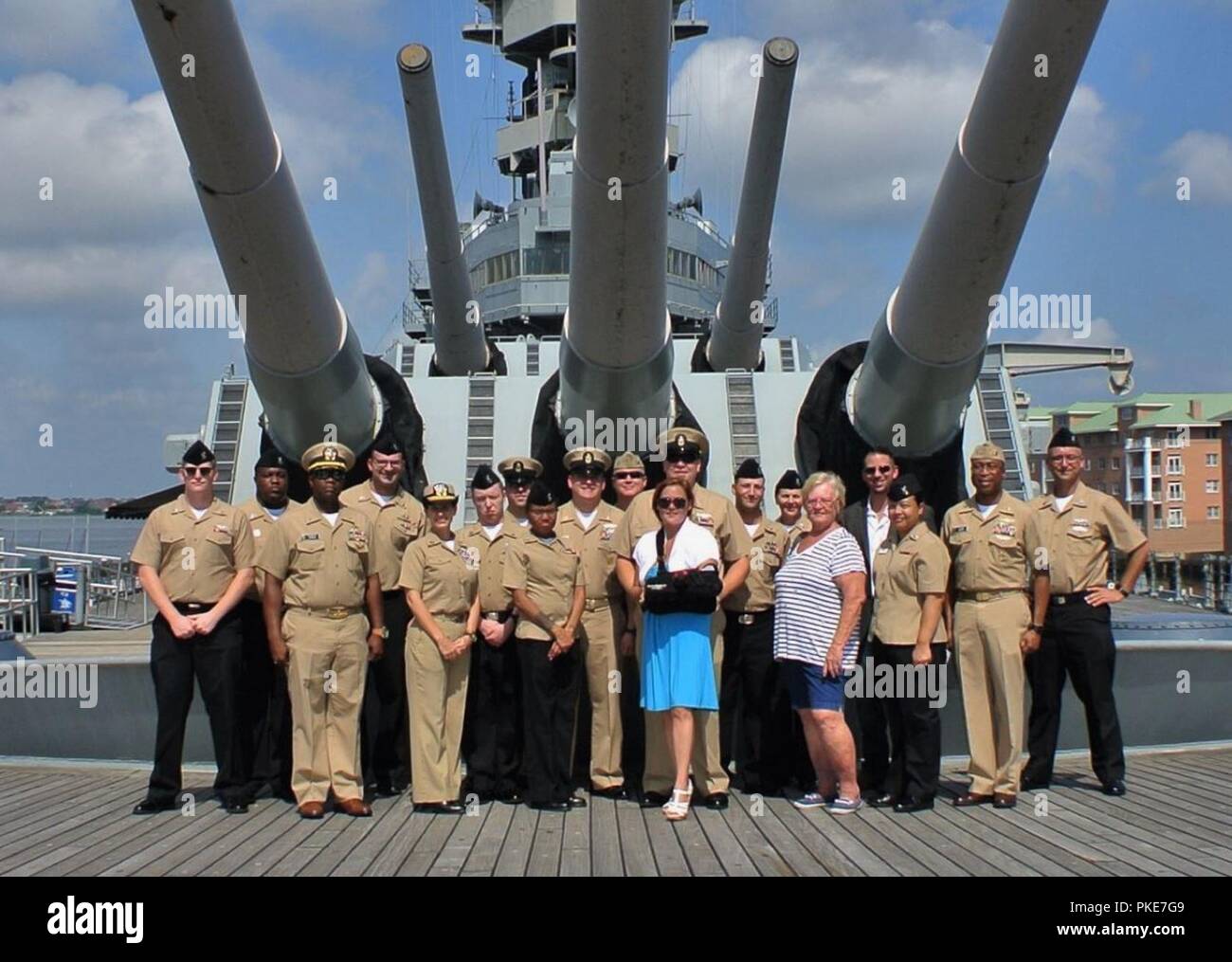 Membri della riserva comune intelligenza Center-Norfolk stand nella parte anteriore della torretta #1 a bordo della USS Wisconsin (BB-64) dopo un re-arruolamento cerimonia per CTRC(IW/SW) Casey L. Collins. Il Wisconsin è una corazzata Iowa-Class ormeggiata permanentemente accanto all'Hampton Roads Museo Navale come una nave museo. Il museo ospita le cerimonie militari per la zona comandi sulla nave e nella loro galleria gratuita per la zona comandi. Per chiedere di contattare Tom Dandes, eventi speciali coordinatore Thomas.Dandes@navy.mil o al (757) 322-3106. Foto Stock