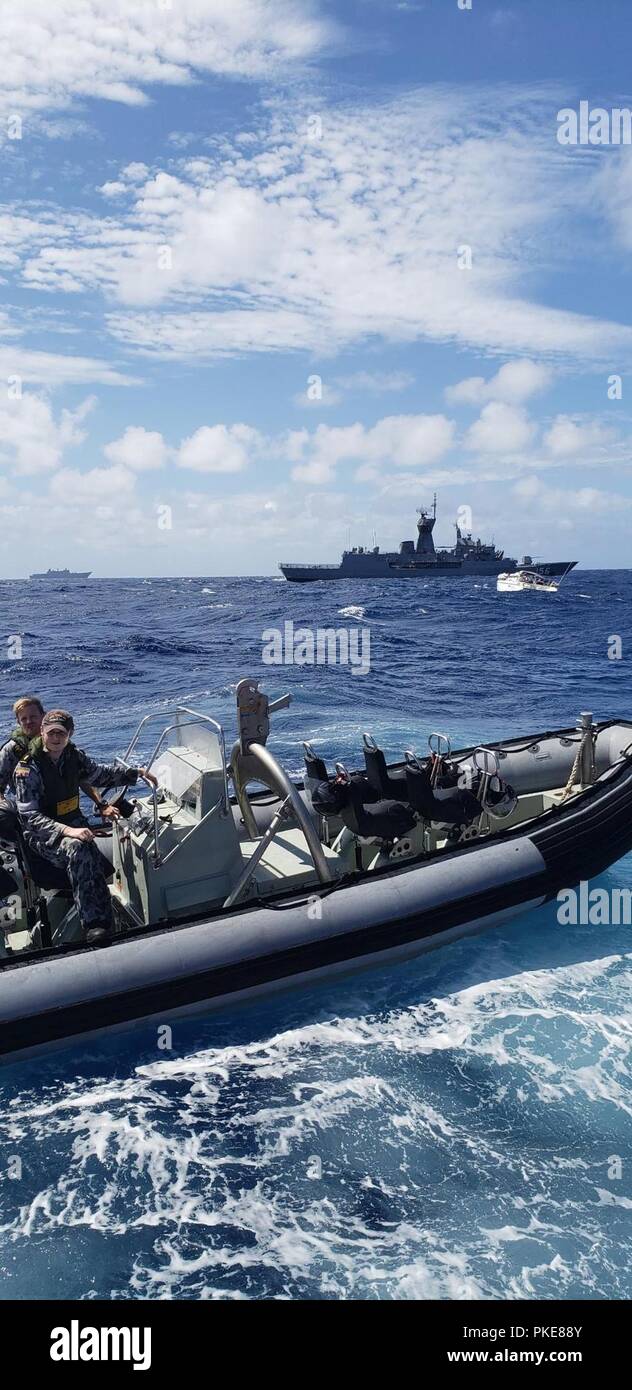 Un equipaggio di barca dalla Royal Australian navy HMAS Toowoomba (FFH 156) rispondere a una barca a vela dismasted off delle Hawaii, luglio 29, 2018. Il recipiente è stato assistito da equipaggi provenienti da entrambi i Toowoomba e Stazione della Guardia Costiera Honolulu. Foto Stock