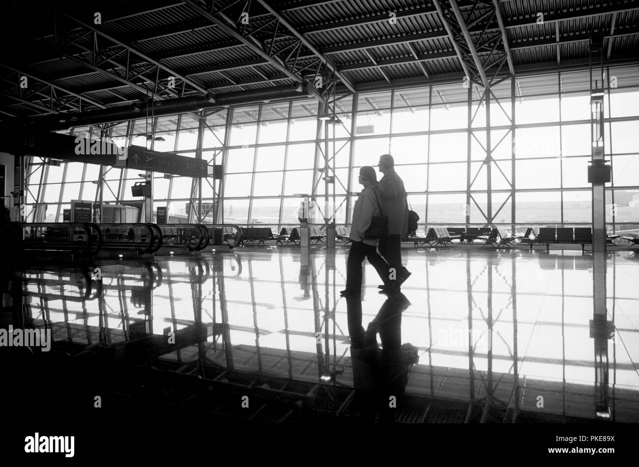 Terminale di partenza all'interno dell'aeroporto nazionale di Bruxelles a Zaventem (Belgio, 28/04/2004) Foto Stock