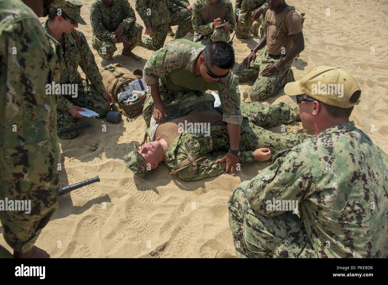 VIRGINIA BEACH, Va. (26 luglio 2018) Hospitalman Giovanni Ilagus, assegnato al gruppo Beachmaster (BMU) 2, controlli simulato un medico di pronto soccorso per lo spurgo durante una formazione medica praticare sulla Utah Beach durante il Tridente Sun 18 esercizio congiunto di bordo Base Expeditionary Little Creek - Fort Story. Trident Sun 18 è un preposizionamento marittima forza (MPF) operazione destinata a fornire una formazione alla componente di riserva personale per quanto riguarda il flusso in offload di veicoli e attrezzature militari. Foto Stock