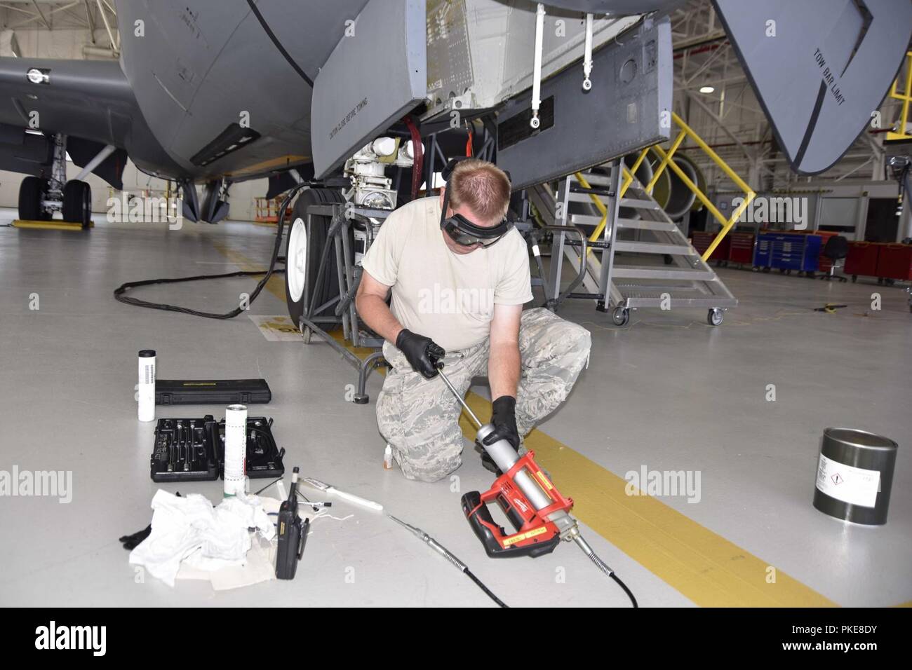 Master Sgt. Carl Tyynismaa e Senior Airman Andrew Parke 191st squadrone manutenzione equipaggio capi, applicare del grasso e lubrificante per un KC-135 Stratotanker dopo essere stato lavato a Selfridge Air National Guard Base, Mich, 28 luglio 2018. Il KC-135s sono richiesti per essere lavate ogni 180 giorni, o più spesso se necessario. Foto Stock