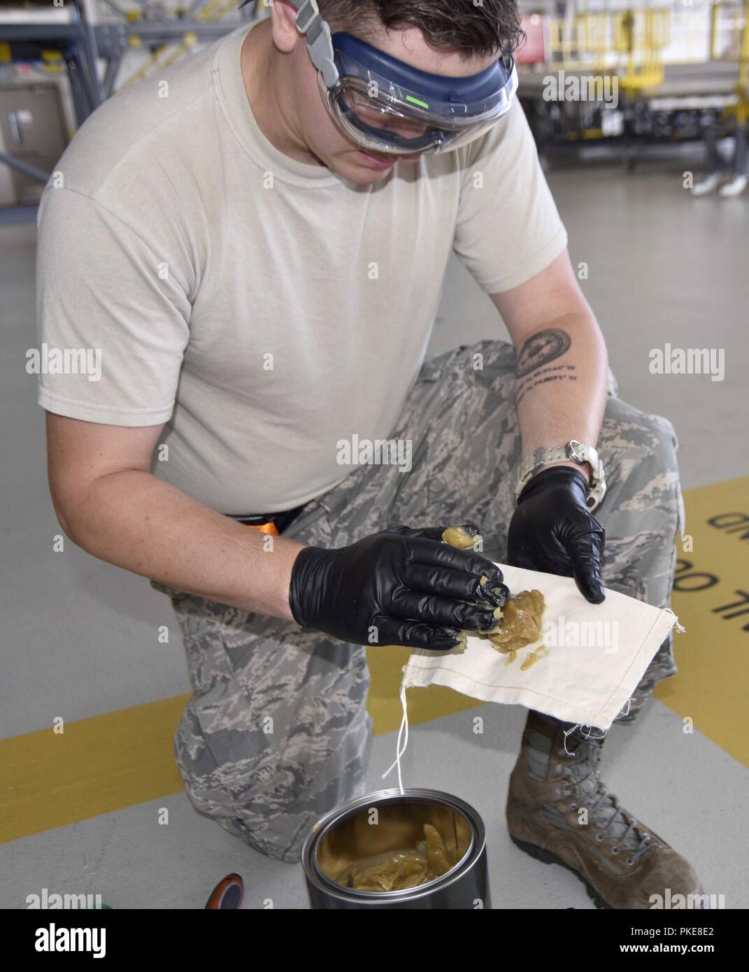 Master Sgt. Carl Tyynismaa e Senior Airman Andrew Parke manutenzion 191st Squadorn equipaggio capi, applicare del grasso e lubrificante per un KC-135 Stratotanker dopo essere stato lavato a Selfridge Air National Guard Base, Mich, 28 luglio 2018. Il KC-135s sono requied per essere lavate ogni 180 giorni, o più spesso se necessario. Foto Stock