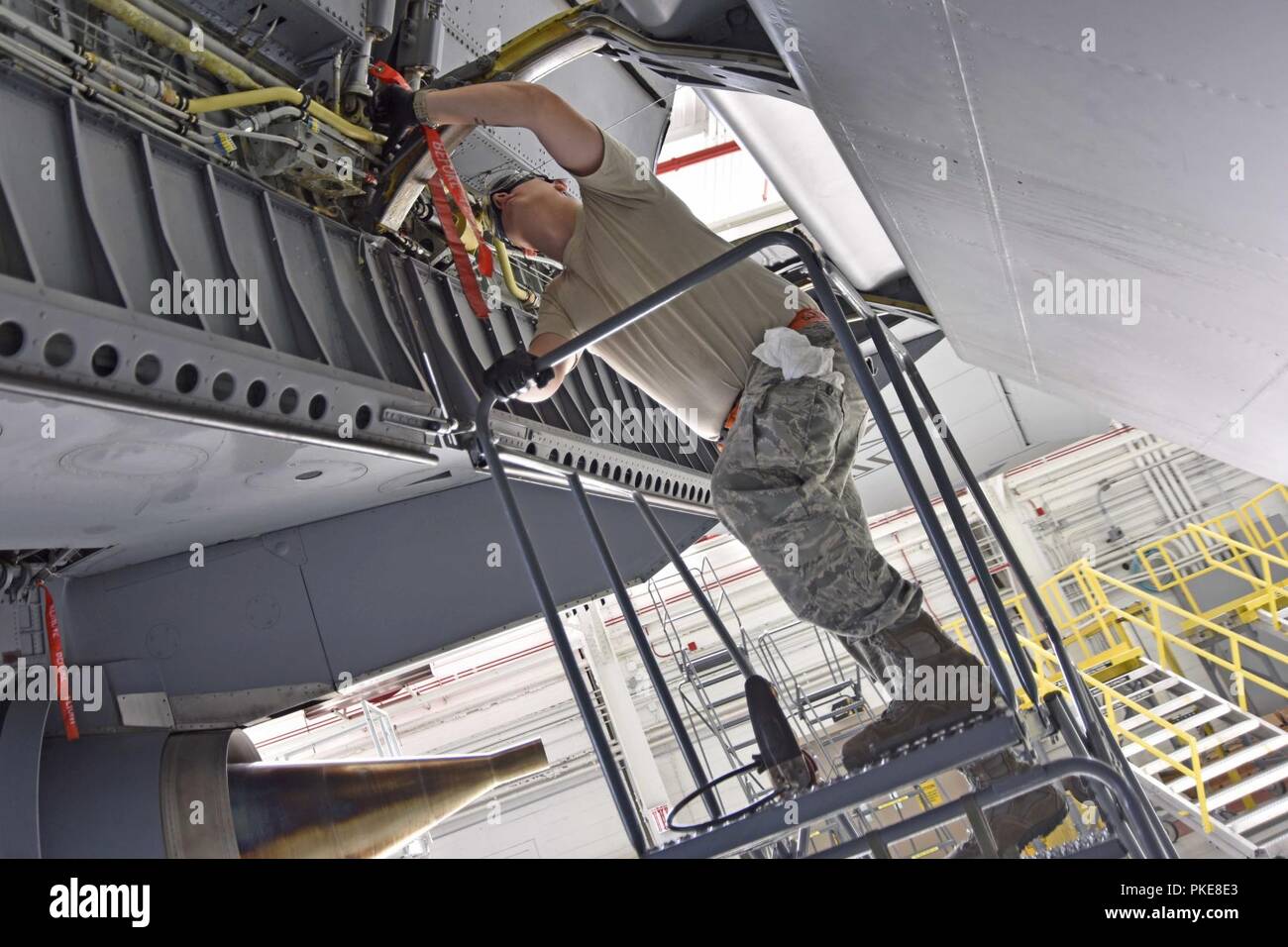 Master Sgt. Carl Tyynismaa e Senior Airman Andrew Parke 191st squadrone manutenzione equipaggio capi, applicare del grasso e lubrificante per un KC-135 Stratotanker dopo essere stato lavato a Selfridge Air National Guard Base, Mich, 28 luglio 2018. Il KC-135s sono richiesti per essere lavate ogni 180 giorni, o più spesso se necessario. Foto Stock