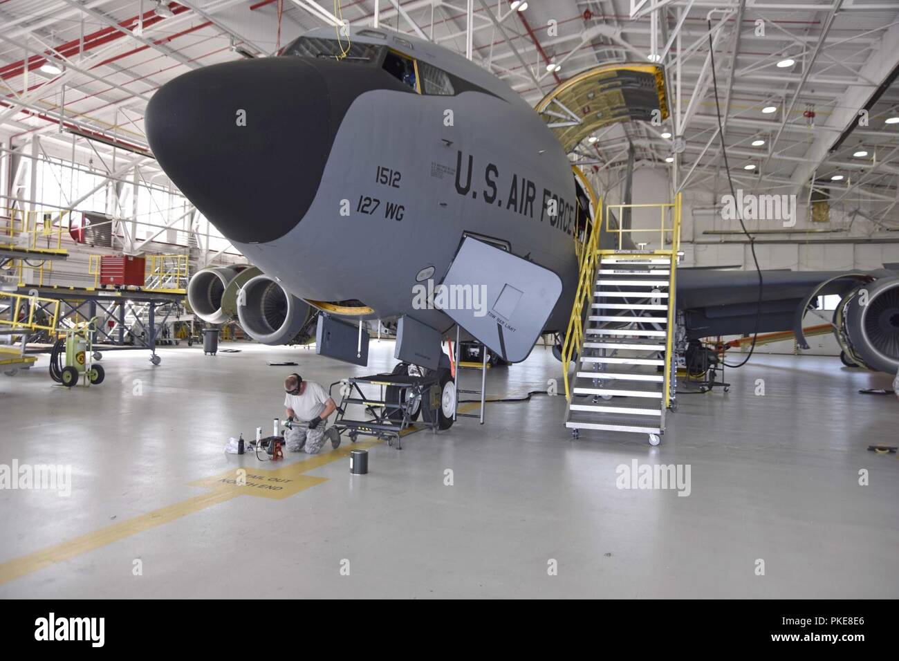 Master Sgt. Carl Tyynismaa e Senior Airman Andrew Parke 191st squadrone manutenzione equipaggio capi, applicare del grasso e lubrificante per un KC-135 Stratotanker dopo essere stato lavato a Selfridge Air National Guard Base, Mich, 28 luglio 2018. Il KC-135s sono richiesti per essere lavate ogni 180 giorni, o più spesso se necessario. Foto Stock