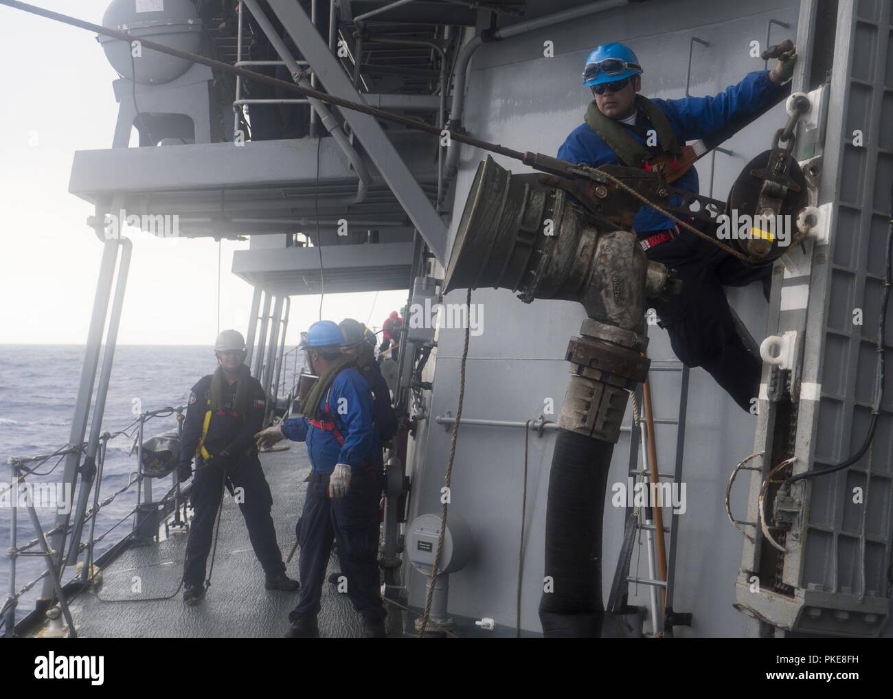 Oceano Pacifico (28 luglio 2018) Chief Petty Officer Andres Troncoso della marina cilena frigate CNS Almirante Lynch (FF 07) unhitches una sonda ricevente durante un rifornimento in mare con il Royal Canadian Navy nave alimentazione MV Asterix al largo delle Hawaii durante il cerchio del Pacifico (RIMPAC) Esercizio, luglio 28. Venticinque nazioni, 46 navi, cinque sommergibili e circa 200 aerei e 25.000 personale partecipano RIMPAC dal 27 giugno al 2 agosto in e intorno alle Isole Hawaii e la California del Sud. Il più grande del mondo marittimo internazionale esercitazione RIMPAC fornisce un unico oppor formazione Foto Stock