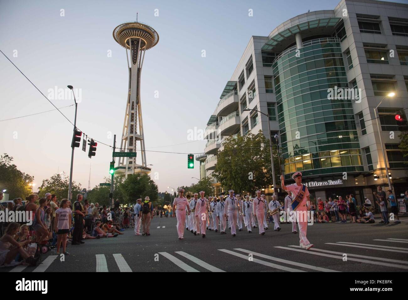 SEATTLE (28 maggio 2018) La banda della marina militare Northwest marching band marche in Alaska Airlines Seafair Torchlight Parade di Seattle come parte del 69Seafair annuale Settimana della flotta. Seafair Settimana della flotta è una celebrazione annuale del mare servizi in cui i marinai, Marines e Guardia Costiera di membri da visitare U.S. La marina e la Guardia costiera navi e navi da Canada rendono la città una porta di chiamata. Foto Stock
