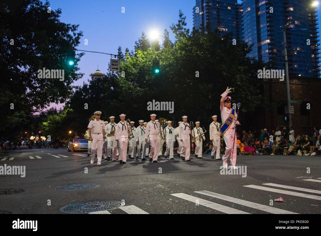 SEATTLE (28 luglio 2018) La banda della marina militare Northwest marching band marche in Alaska Airlines Seafair Torchlight Parade di Seattle come parte del 69Seafair annuale Settimana della flotta. Seafair Settimana della flotta è una celebrazione annuale del mare servizi in cui i marinai, Marines e Guardia Costiera di membri da visitare U.S. La marina e la Guardia costiera navi e navi da Canada rendono la città una porta di chiamata. Foto Stock