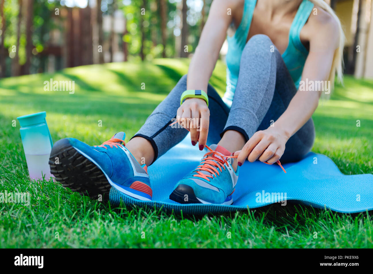 Chiudere di nuovo blu calzature sportive Foto Stock