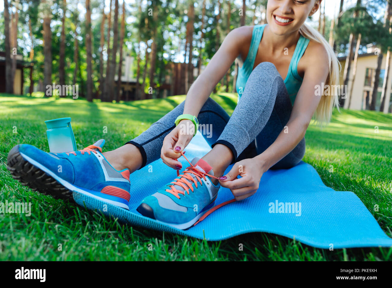 Bella bella donna lacci il suo nuovo sport scarpe Foto Stock