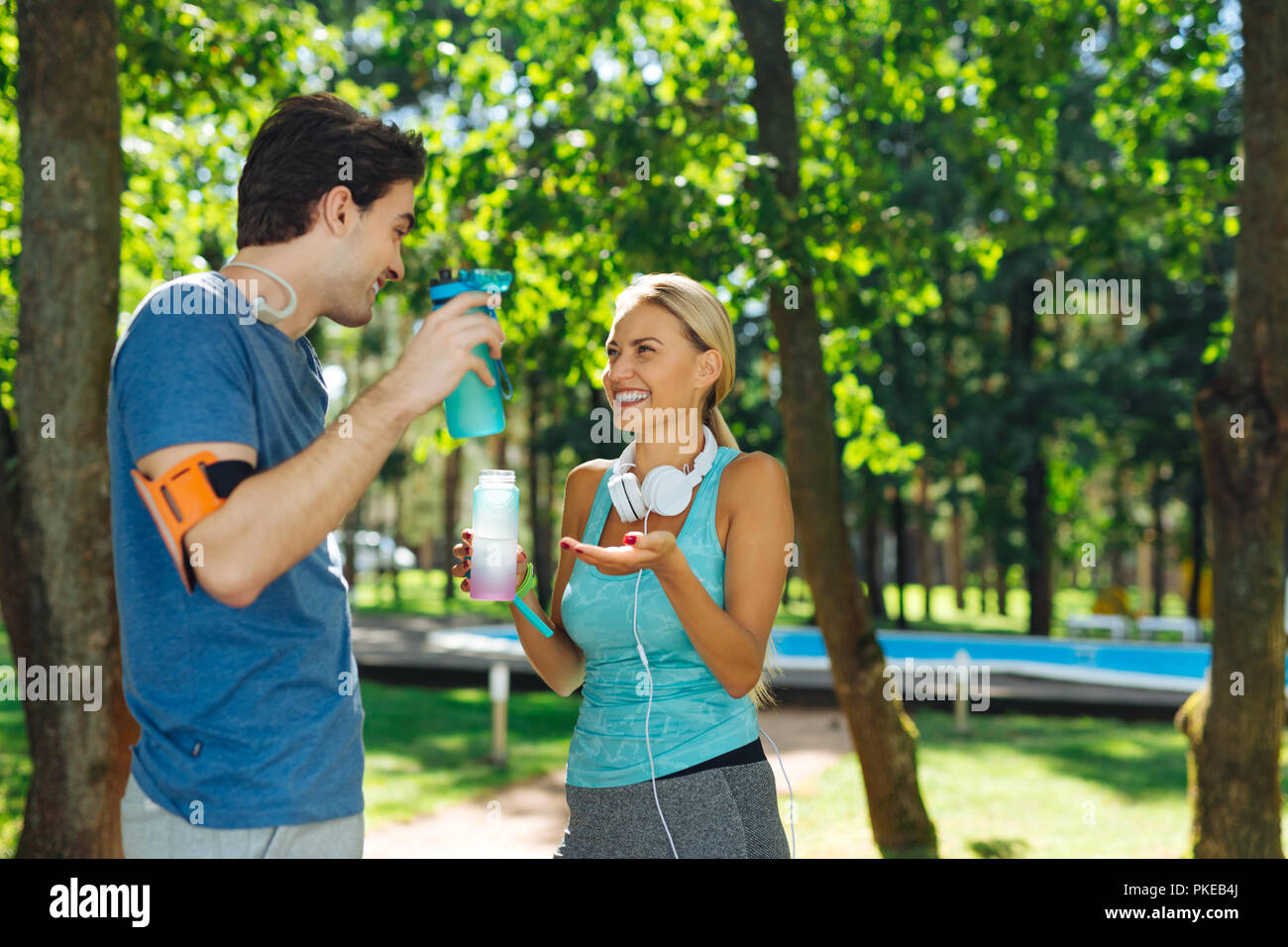 Allegro felicissimi giovani ridere la barzelletta Foto Stock