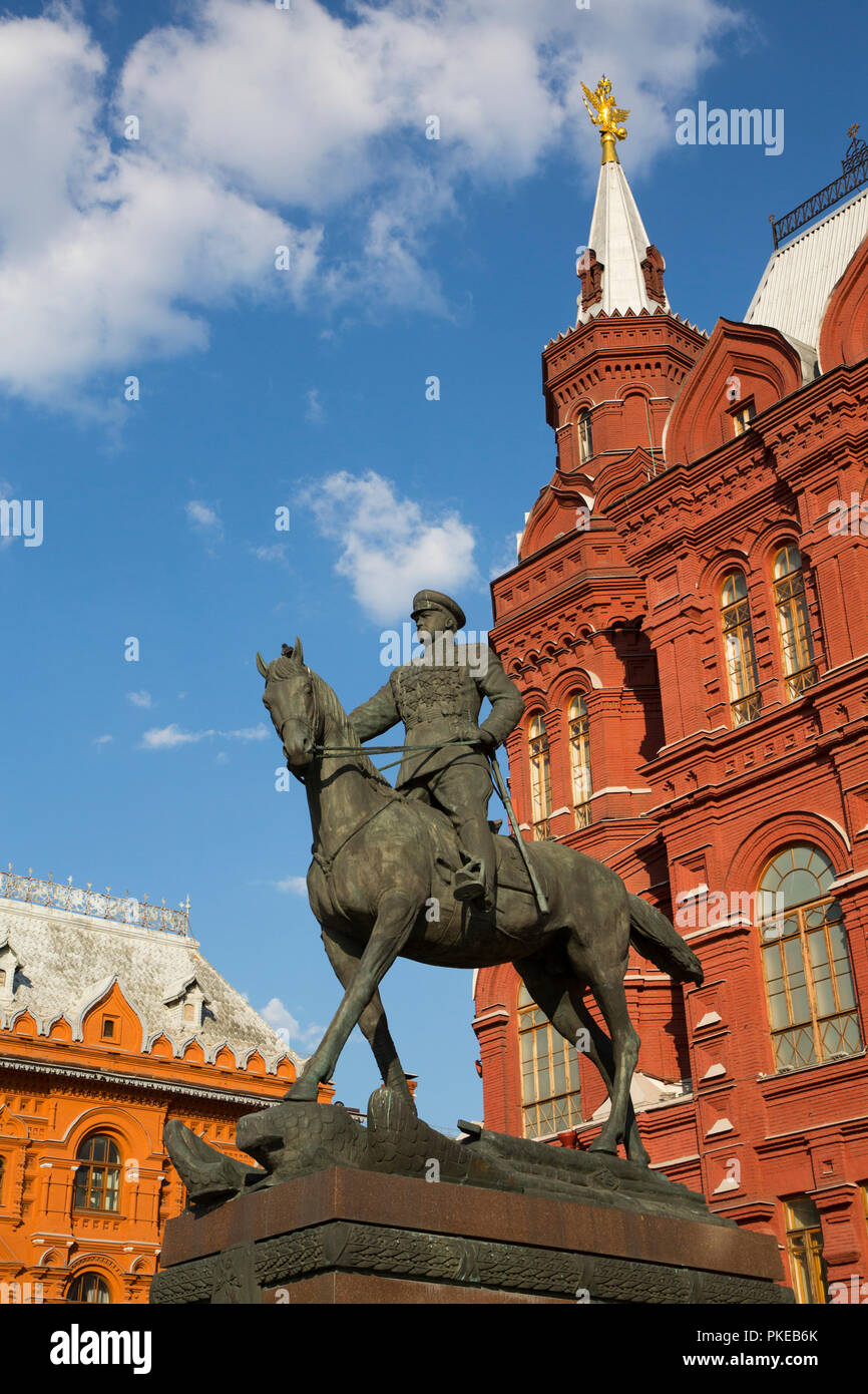 Monumento al maresciallo G K Zhukov (in primo piano), museo storico statale (fondo), Piazza Rossa; Mosca, Russia Foto Stock