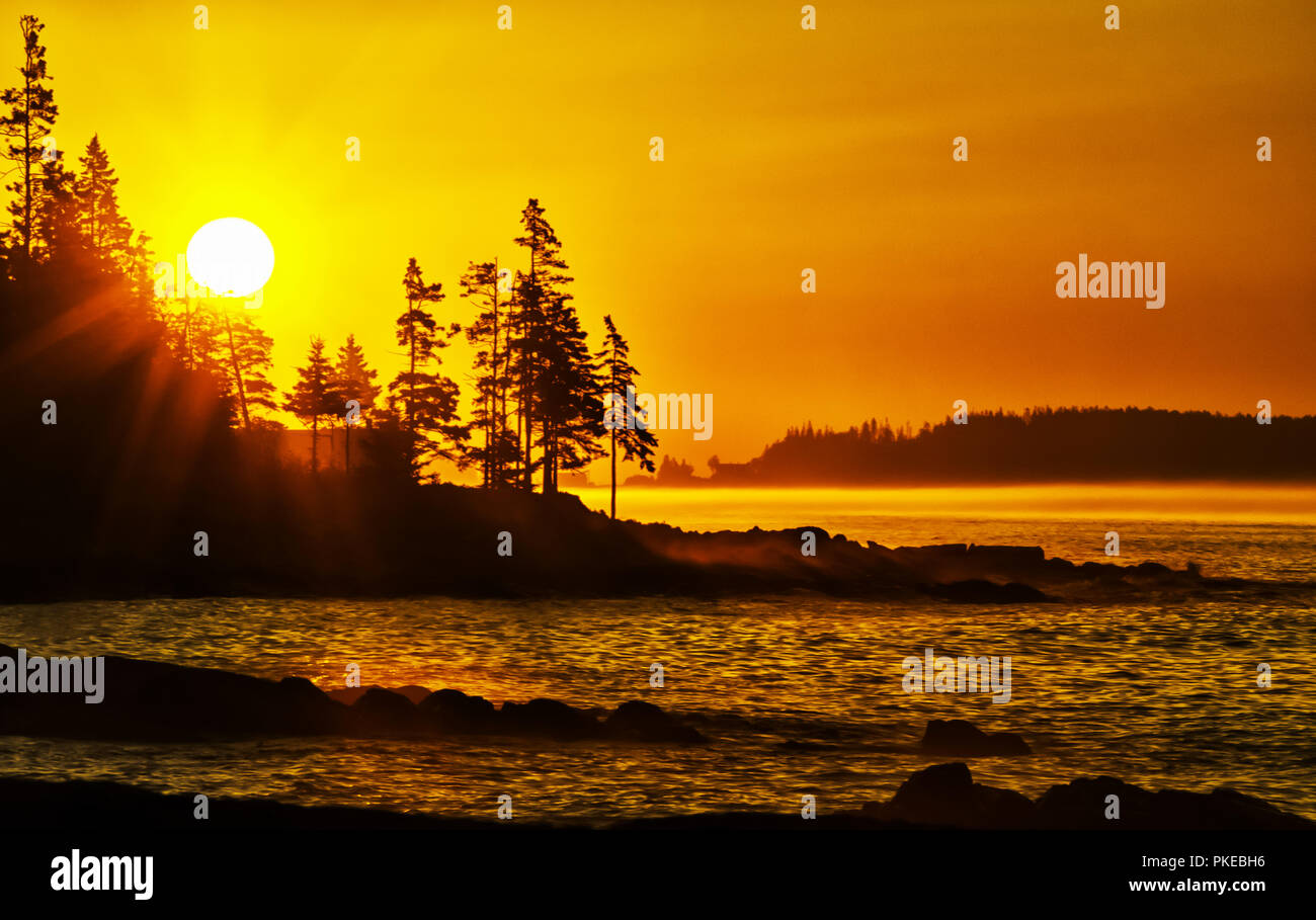 Sunrise luminoso lungo la costa di Port Clyde; Cushing, Maine, Stati Uniti d'America Foto Stock
