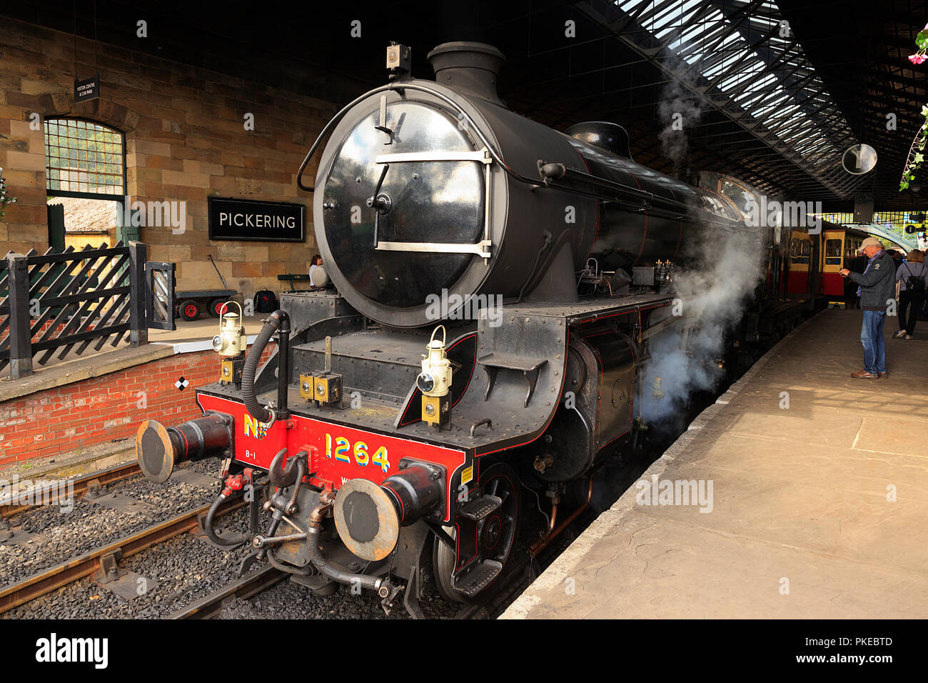 NYMR locomotiva a vapore n. 1264 in piedi nella stazione di Pickering Foto Stock