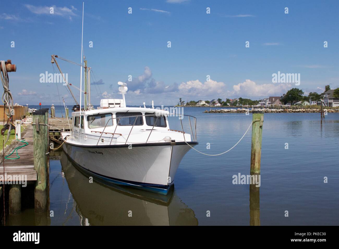 Isola di trattativa, Maryland, Stati Uniti d'America - 2 settembre, 2018: Un tonnetto striato è ormeggiata in trattativa Marina Isola precedendo il tonnetto striato annuali gare e Festival. Foto Stock