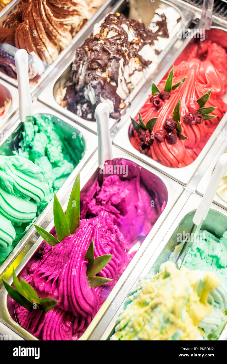 Varie Il gelato italiano gusti di gelato in moderno negozio di finestra di visualizzazione Foto Stock