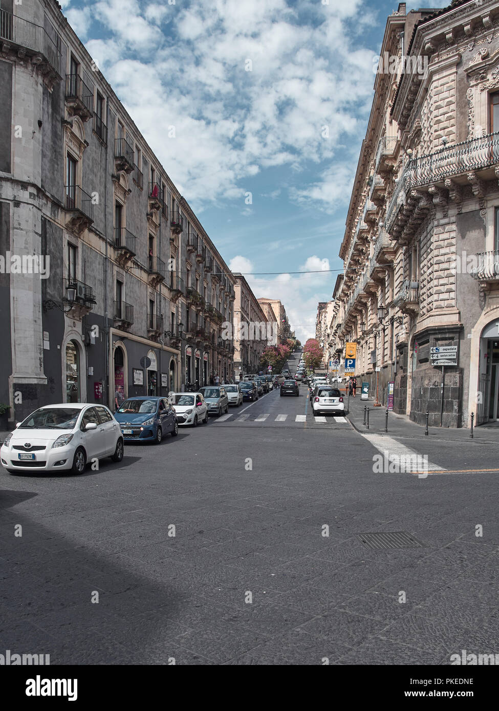 Catania, Italia - 22 agosto 2018: Colpo di San Giuliano street in un giorno di estate. Catania, Italia Foto Stock