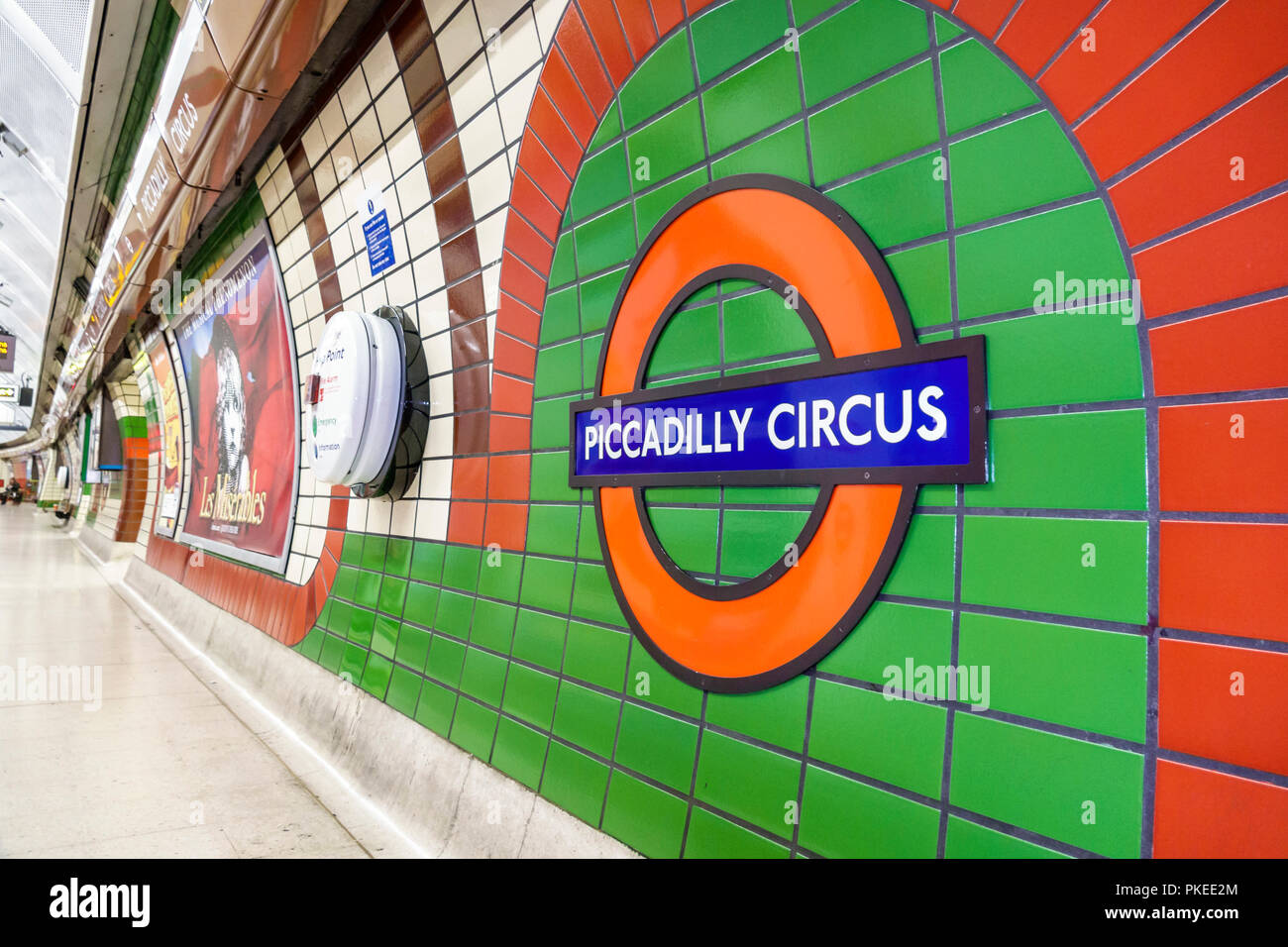 Londra Inghilterra,Regno Unito,metropolitana,treno Metropolitana,trasporto pubblico sistema di trasporto rapido trasporto,Piccadilly Circus Line,stazione,piattaforma,metropolitana piastrella,UK GB inglese Foto Stock