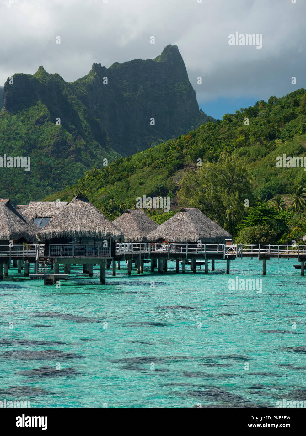 Over water bungalows all'Hilton Lagoon Resort e Spa, Papetoai, Moorea, Tahiti, Polinesia Francese Foto Stock