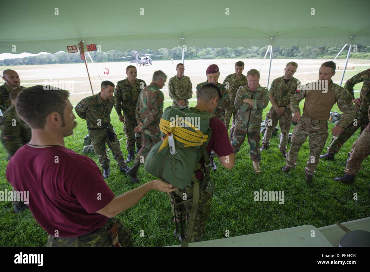 Un Canadese Jumpmaster dà istruzioni sulle operazioni di un MC-1 paracadute durante Leapfest 2018 a West Kingston, RI., 1 agosto 2018. Leapfest è il più grande e il più lungo in piedi, international static line parachute evento di formazione e competizione ospitata dalla 56th squadrone comando, Rhode Island esercito Guardia Nazionale per promuovere tecniche di alto livello e esprit de corps entro il International Airborne comunità. Foto Stock