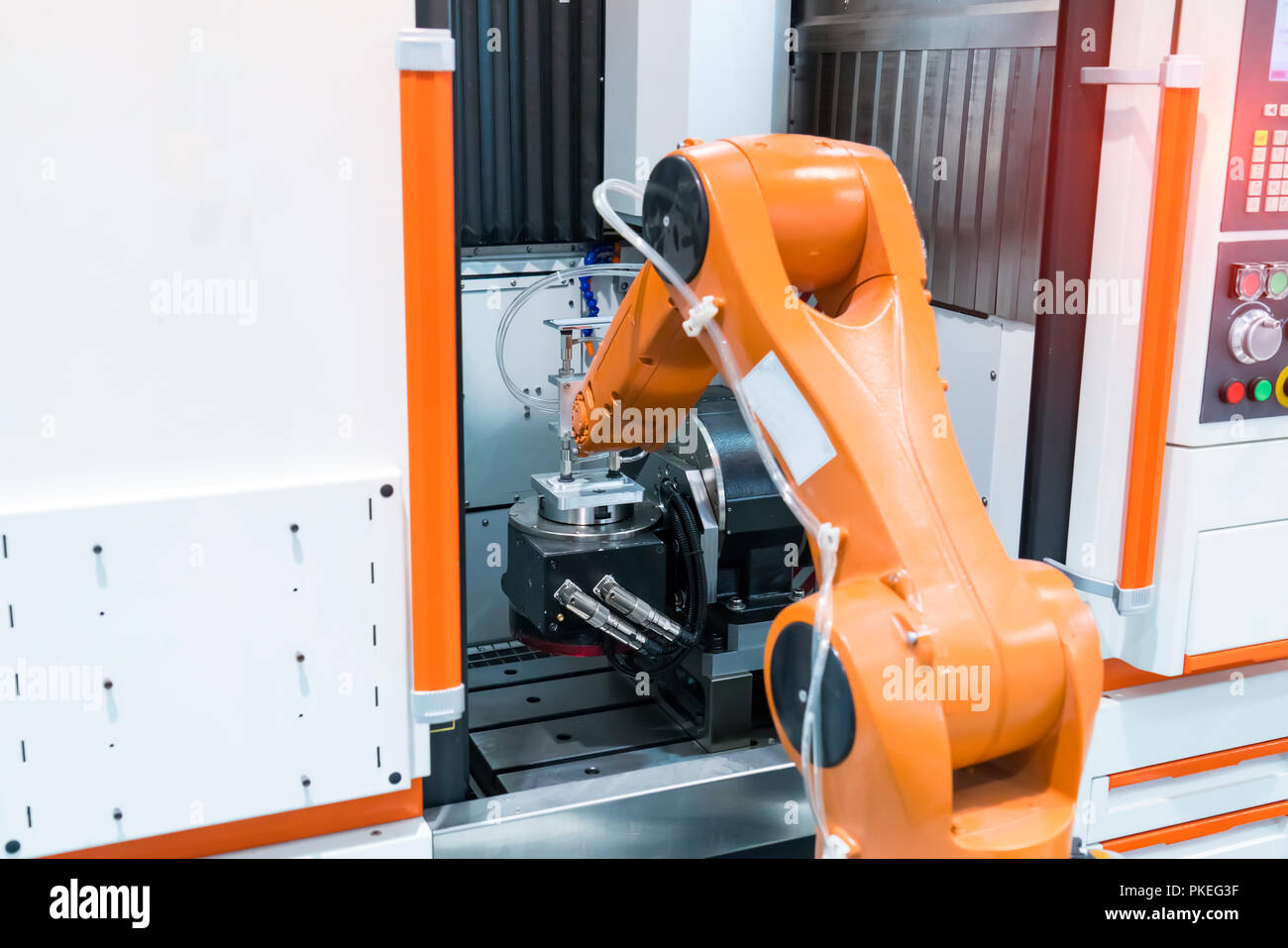 Il braccio robotico macchina utensile alla fabbricazione industriale impianto,smart factory industry 4.0 concetto. Foto Stock