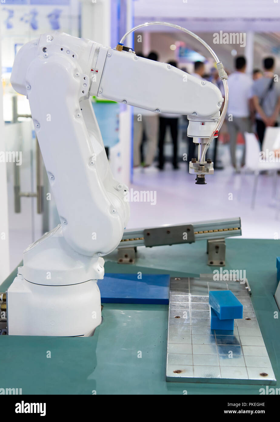 Robot macchina utensile nella fabbricazione industriale impianto,smart factory industry 4.0 concetto. Foto Stock