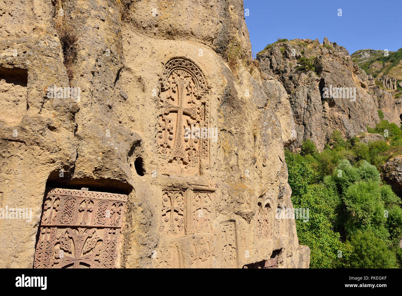 Armenia, Monastero di Geghard vicino a Yerevan è un monastero medievale nella provincia di Kotayk di Armenia, essendo parzialmente scavate delle adiacenti mountai Foto Stock