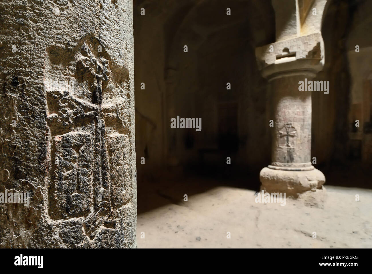 GARNI, Armenia - 24 agosto 2018: Monastero di Geghard vicino a Yerevan è un monastero medievale nella provincia di Kotayk di Armenia, essendo parzialmente scavata Foto Stock