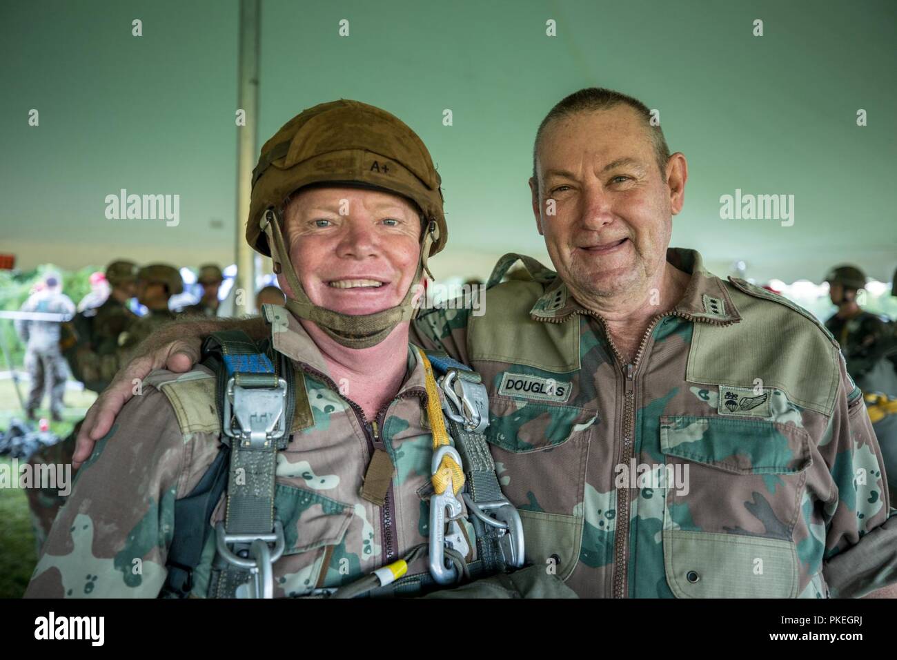 South African paracadutisti posano per una foto prima di un salto durante Leapfest presso la University of Rhode Island, West Kingston, R.I., e il Agosto 5, 2018. Leapfest è il più grande e il più lungo in piedi, international static line parachute evento di formazione e competizione ospitata dalla 56th squadrone comando, Rhode Island esercito Guardia Nazionale per promuovere tecniche di alto livello e esprit de corps entro il International Airborne comunità. Foto Stock