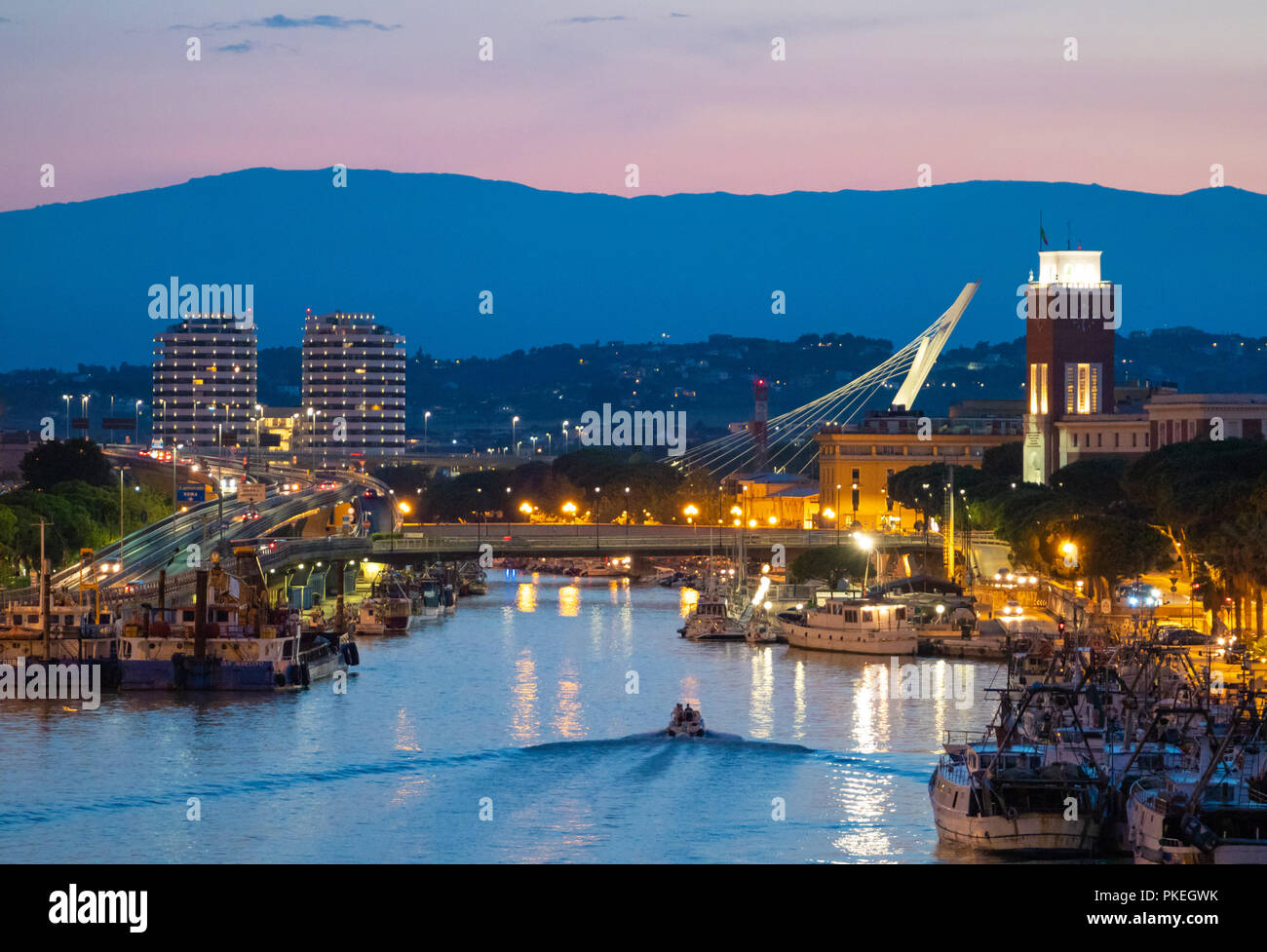 Pescara, Italia - La vista del tramonto dal ponte del Mare ponte monumentale nel canale e il porto della città di Pescara, Abruzzo. Foto Stock