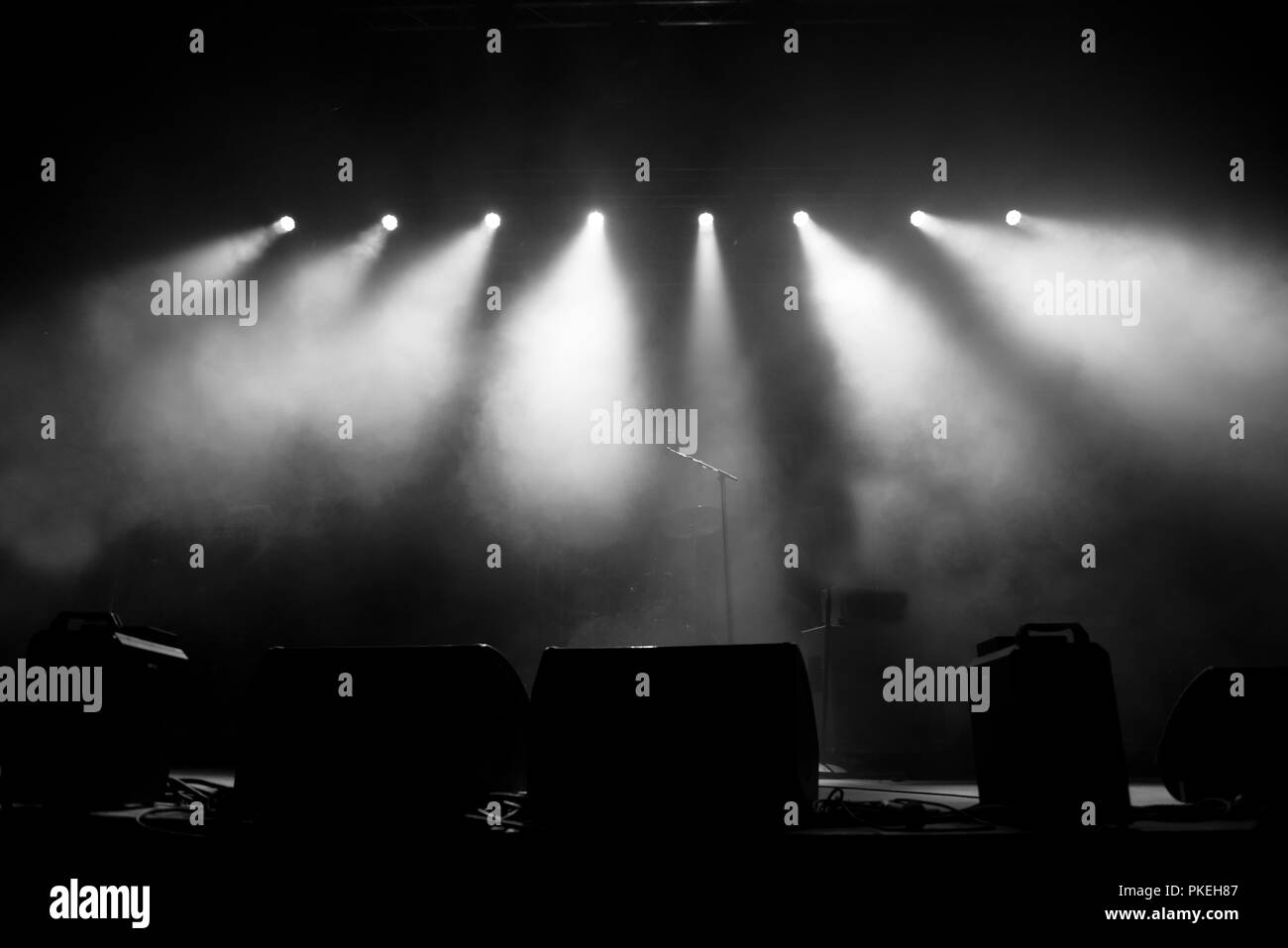 Le luci dello stadio. Immagine in bianco e nero in concerto Foto Stock