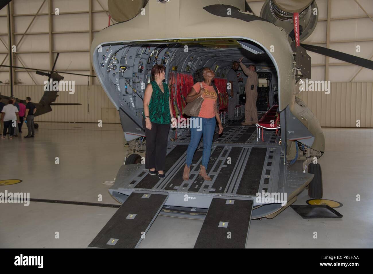 PEO i dipendenti dell'aviazione ottenere un aspetto di prima mano in corrispondenza di alcuni dei prodotti effettivi possono agevolare fornendo il Warfighter durante PEO Aviation 101. Il programma di orientamento ha avuto luogo Aug 1-3 e offrire ai dipendenti un'introduzione per gli Stati Uniti Esercito, PEO aviazione e l'organizzazione del rapporto all'interno dell'esercito Aviation enterprise nel sostenere il soldato. Foto Stock