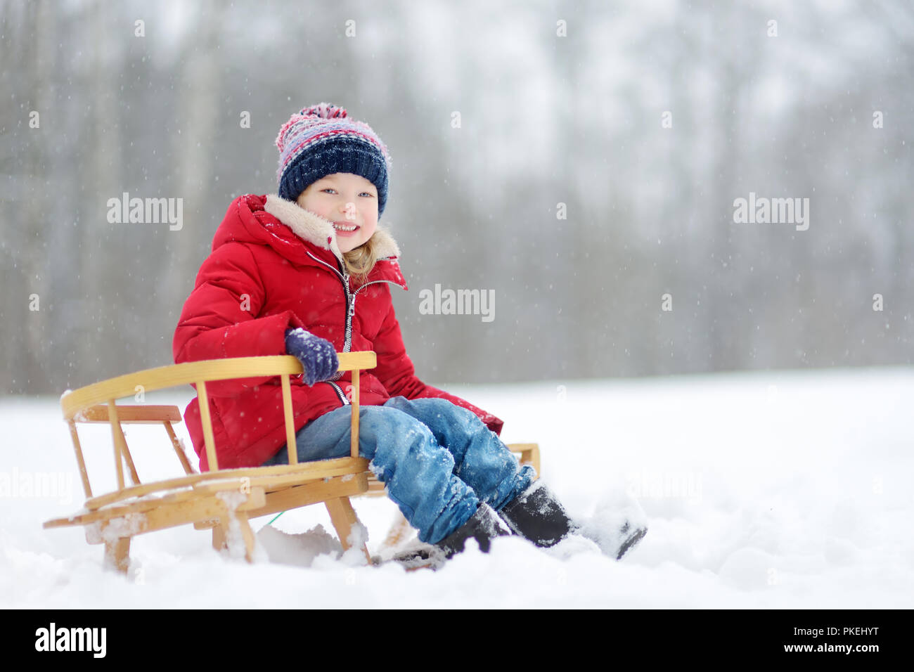 Bambino in una slitta immagini e fotografie stock ad alta