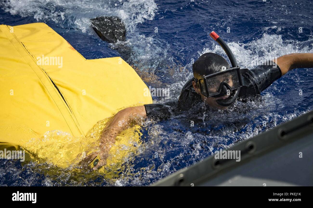 Mare (feb. 8, 2018) Electronics Tecnico 2a classe Justin Delrosario, assegnato all'Arleigh Burke-class guidato-missile destroyer USS Carney (DDG 64), recupera una simulazione di un uomo in mare durante l'esercizio Reliant Mermaid 2018. Il Reliant Mermaid è una ricerca ed il salvataggio marittimo e anti-terrorismo protezione forzata esercizio ospitati dalle Forze di Difesa Israeliane progettato per aumentare l'interoperabilità di miglioramento individuale e collettivo di abilità marittima delle nazioni partecipanti e di promuovere l'interoperabilità, la comprensione reciproca e la cooperazione. Foto Stock