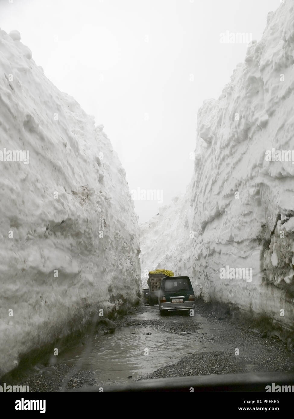 Taglio di strada attraverso il ghiacciaio, JOJHILA PASS, SRINAGAR A LEH AUTOSTRADA, Ladakh, Kashmir India, Asia Foto Stock