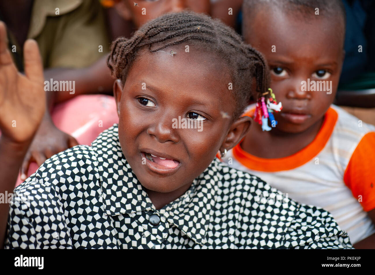 Mali, Africa - circa agosto 2009 - nero bambini africani guardando la fotocamera in un villaggio rurale vicino a Bamako. Foto Stock