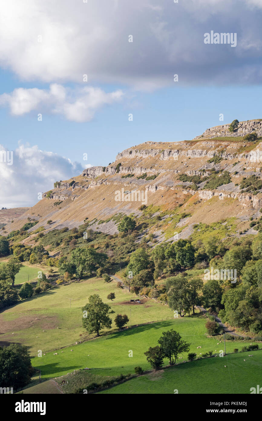 Le scogliere calcaree della scarpata Eglwyseg sopra la Vale of Llangollen, Wales, Regno Unito Foto Stock