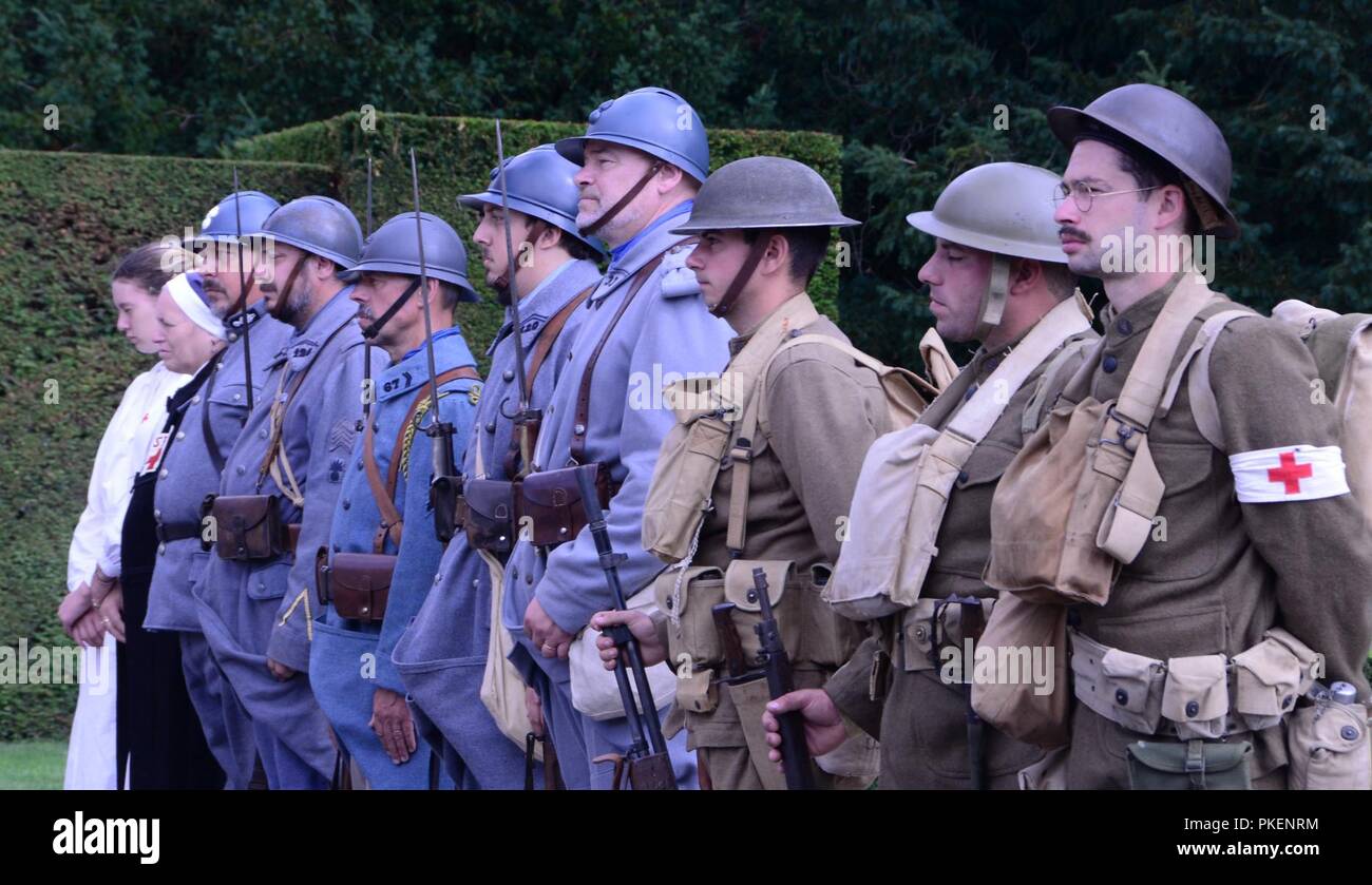 La guerra mondiale I reenactors partecipare ad una cerimonia di commemorazione del centenario della divisione xlii, ora un elemento della New York Army National Guard, nella campagna Oise-Asine presso OISE- Aisne Cimitero Americano in Seringes et Nesles, Francia il 28 luglio 2018. Venticinque SOLDATI Dal quarantaduesimo divisione di fanteria erano in Francia da luglio 24-29 di prendere parte ad eventi di commemorazione della divisione di ruolo-- e il ruolo degli Stati Uniti Esercito-- nella guerra mondiale I. ( Stati Uniti Esercito nazionale Guard Foto Stock