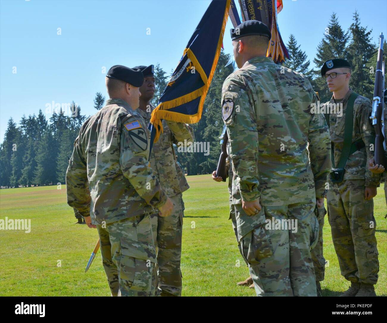 Lt. Col. Donald R. Neal Jr., il comandante del primo battaglione, diciassettesimo Reggimento di Fanteria, accetta l'unità di guida dalla Col. Jay Miseli, il comandante della seconda Stryker Brigade Combat Team, a significare la sua assunzione di comando dal Lt. Col. Matt Rasmussen durante il battaglione il mutamento della cerimonia di comando a Watkins campo alla base comune Lewis-Mccorda, Washington, 26 luglio 2018. "Voglio che tu sappia che io sono incredibilmente umiliò e onorato di essere che serve le bufale ancora", dice Neal. Foto Stock