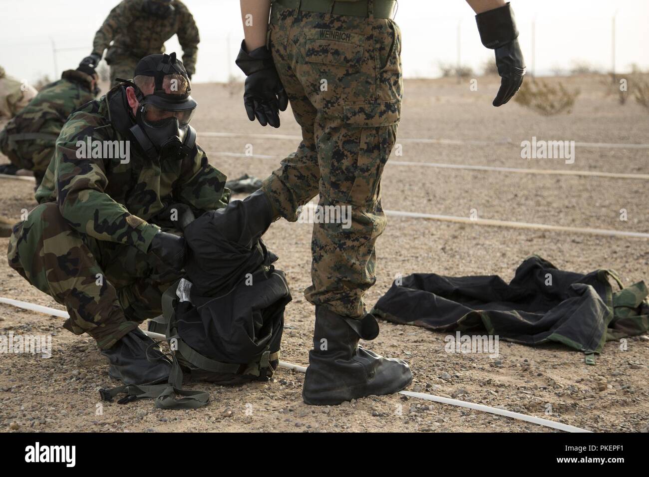 Stati Uniti Marines di stanza al Marine Corps Air Station (ICM) Yuma, condurre la loro annuale chimici, biologici, radiologici e nucleari (per la difesa CBRN) formazione presso l'ICM Yuma la camera a gas Luglio 26, 2018. La camera del gas è un ambiente controllato in cui un non-gas letale è rilasciato. Questo treni Marines ad avere fiducia nella loro marcia e acquisire familiarità con gli effetti del gas. Foto Stock