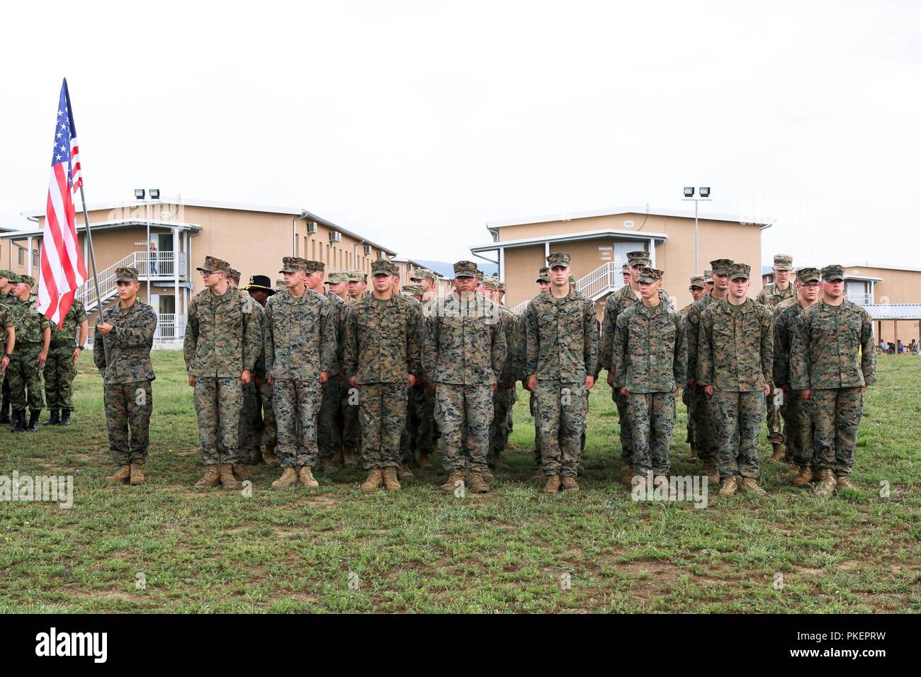 Stati Uniti Marines assegnato al primo battaglione, 6° Reggimento Marine, seconda divisione Marine rappresentano gli Stati Uniti e stand in formazione con gli alleati della NATO e i paesi partner durante la cerimonia di apertura dell'esercizio il platino Lion, Novo Selo Area Formazione, Bulgaria, 30 luglio 2018. Platinum Lion è un esercizio annuale che promuove la stabilità regionale e costruisce rapporti duraturi con i paesi partner. Foto Stock