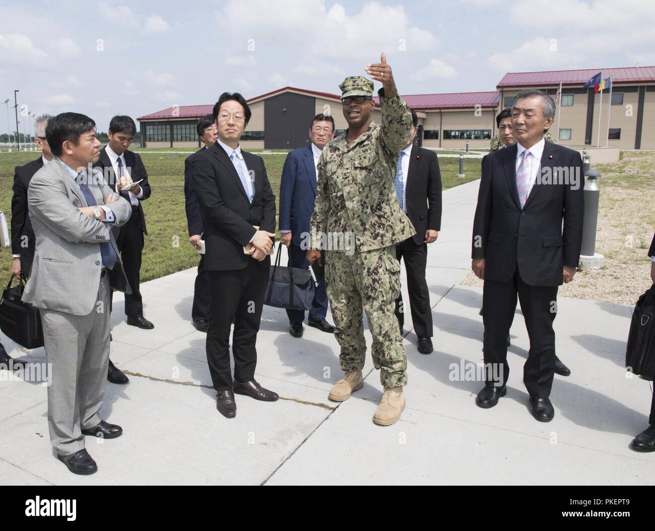 La Romania (31 luglio 2018) Capt. Charlos Washington, comandante della Naval Support Facility Deveselu, dà un tour di base ai membri dalla Dieta giapponese, durante una visita. NSF Deveselu AAMDS e Romania sono co-localizzato con il rumeno 99th Base Militare e gioca un ruolo chiave nel missile balistico di difesa in Europa orientale. Foto Stock