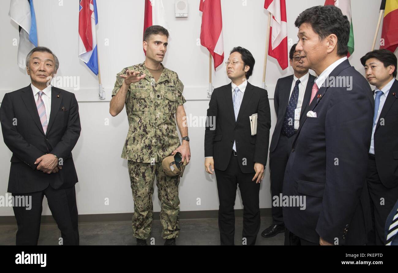 La Romania (31 luglio 2018) della Cmdr. Axel Steiner, comandante della egida a terra il sistema di difesa missilistica Romania, dà un tour del AAMDS ai membri dalla Dieta giapponese, durante una visita di base. Supporto navale Facility Deveselu AAMDS e Romania sono co-localizzato con il rumeno 99th Base Militare e gioca un ruolo chiave nel missile balistico di difesa in Europa orientale. Foto Stock