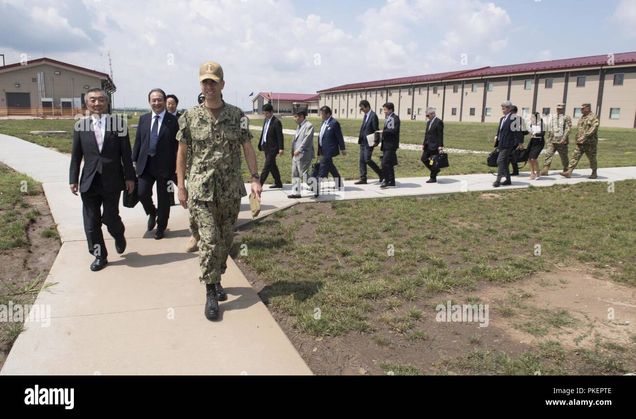 La Romania (31 luglio 2018) della Cmdr. Axel Steiner, comandante della egida a terra il sistema di difesa missilistica Romania, dà un tour di base ai membri dalla Dieta giapponese, durante una visita. Supporto navale Facility Deveselu AAMDS e Romania sono co-localizzato con il rumeno 99th Base Militare e gioca un ruolo chiave nel missile balistico di difesa in Europa orientale. Foto Stock