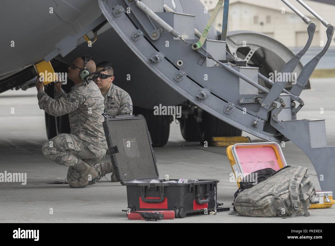 Stati Uniti Air Force Staff Sgt. Silvestre Rojas e Senior Airman Michael Ela, entrambi 517th manutenzione aeromobili di comunicazione delle unità di navigazioni specialisti, prova il contatore misura sistema di erogazione su un C-17 Globemaster III a base comune Elmendorf-Richardson, Alaska, 26 luglio 2018. Durante questo processo, l'aeromobile è isolato e gli specialisti di testare i dispensatori di svasatura per la funzionalità. Foto Stock