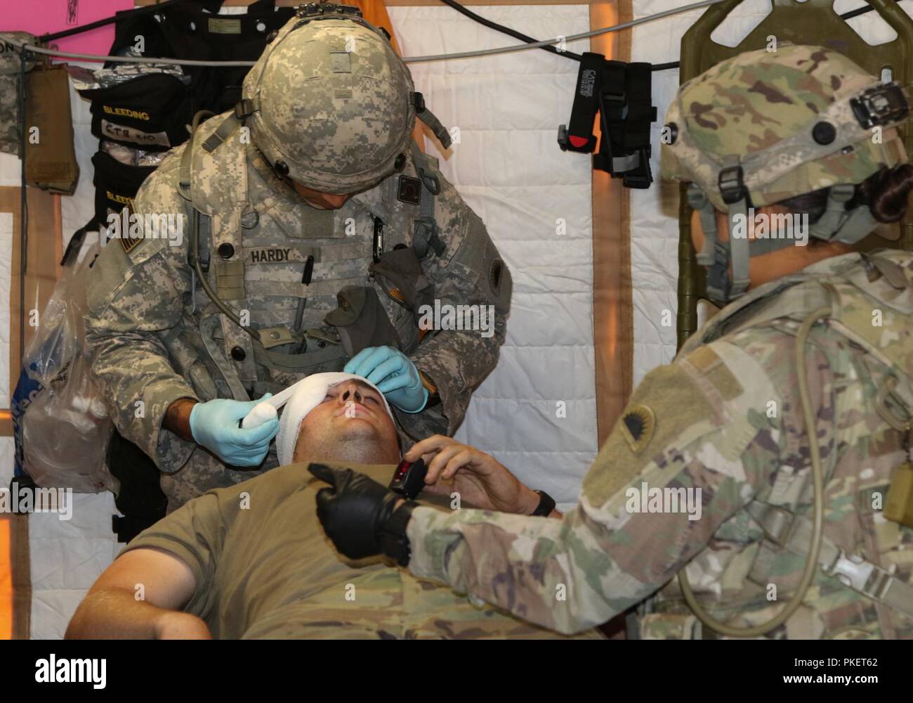 Lotta contro i medici con la quarantunesima edizione della brigata di fanteria combattere del Team 141Brigata Battaglione supporto simulare il trattamento di una testa e di occhio avvolto durante la fase iniziale di una evacuazione medica esercizio, luglio 27, 2018 a Camp Roberts, California. La quarantunesima IBCT sta conducendo una scala grande esercizio noto come esportabili combattere la capacità di formazione (XCTC) dal 21 luglio al 12 agosto per certificare la competenza di plotone di tutta la brigata in coordinamento con la prima armata. "Questo esercizio mantiene le nostre unità addestrato e pronto per missioni federale e si basa su quello della brigata di formazione dello scorso anno Warfighter esercizio", ha detto Col. Foto Stock