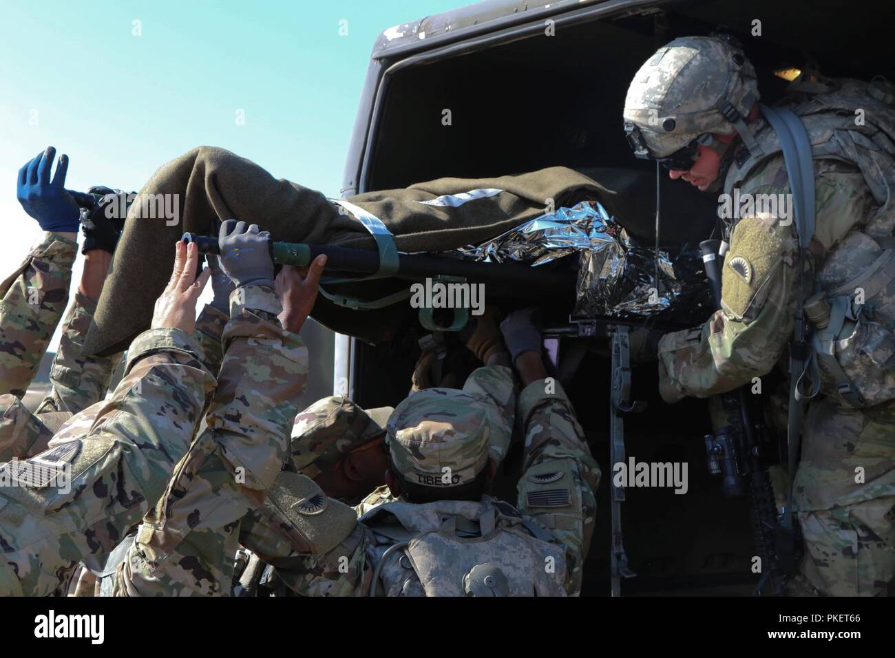 I soldati della quarantunesima edizione della brigata di fanteria combattere del Team 141Brigata Battaglione di supporto utilizzare una lettiera per caricare un nozionale casualty per evacuazione medica, 27 luglio 2018 presso il Camp Roberts, California. La quarantunesima IBCT sta conducendo una scala grande esercizio noto come esportabili combattere la capacità di formazione (XCTC) dal 21 luglio al 12 agosto per certificare la competenza di plotone di tutta la brigata in coordinamento con la prima armata. "Questo esercizio mantiene le nostre unità addestrato e pronto per missioni federale e si basa su quello della brigata di formazione dello scorso anno Warfighter esercizio", ha detto Col. Eric Riley, comandante della 41st IB Foto Stock