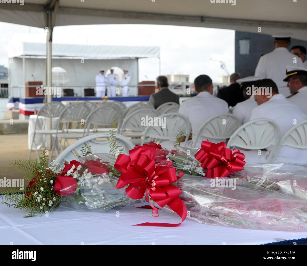 NORFOLK, Virginia (Agosto 1, 2018) fiori che sarà presentato ai membri della famiglia giaceva su un tavolo durante la Squadriglia Sommergibili sei modifica del comando a bordo della Virginia-class attack submarine USS Washington (SSN 787) in Norfolk, Virginia Capt. Martin Muckian alleviato Capt. Carl Hartsfield come comandante, Squadriglia Sommergibili sei. Foto Stock