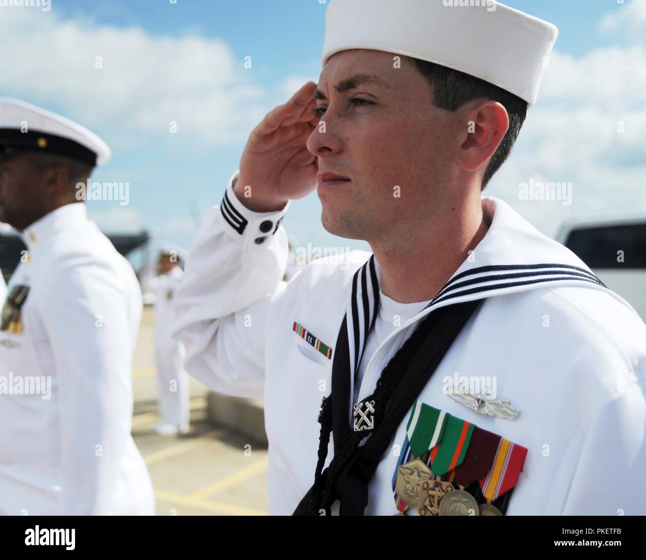 NORFOLK, Virginia (Agosto 1, 2018) Boatswain Mate della seconda classe Brandon Nobili, assegnato alla Squadriglia Sommergibili sei, saluta durante la Squadriglia Sommergibili sei modifica del comando a bordo della Virginia-class attack submarine USS Washington (SSN 787) in Norfolk, Virginia Capt. Martin Muckian alleviato Capt. Carl Hartsfield come comandante, Squadriglia Sommergibili sei. Foto Stock