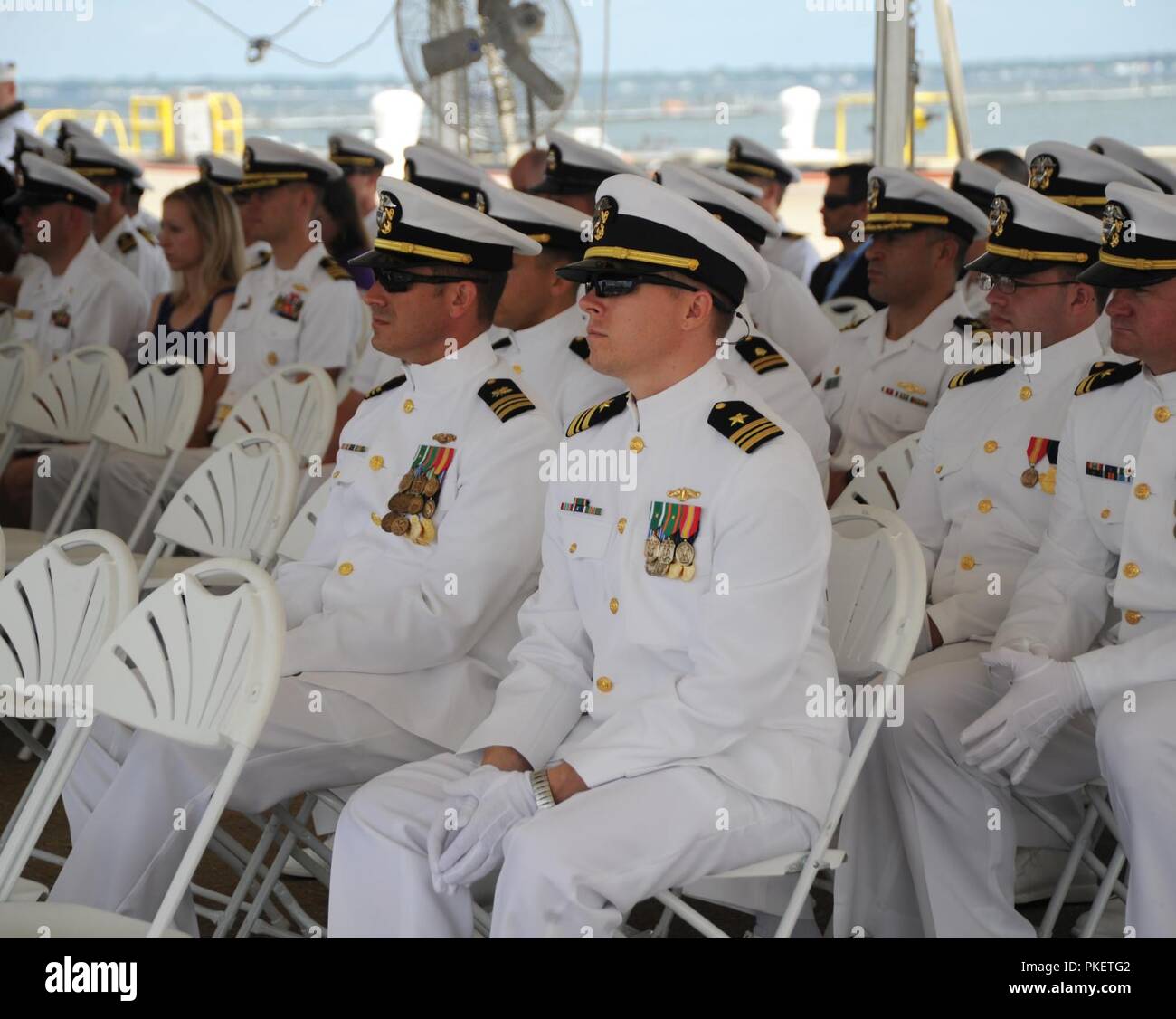 NORFOLK, Virginia (Agosto 1, 2018) marinai frequentare la Squadriglia Sommergibili sei cambiamento di cerimonia di comando a bordo della Virginia-class attack submarine USS Washington (SSN 787) in Norfolk, Virginia Capt. Martin Muckian alleviato Hartsfield come comandante, Squadriglia Sommergibili sei. Foto Stock