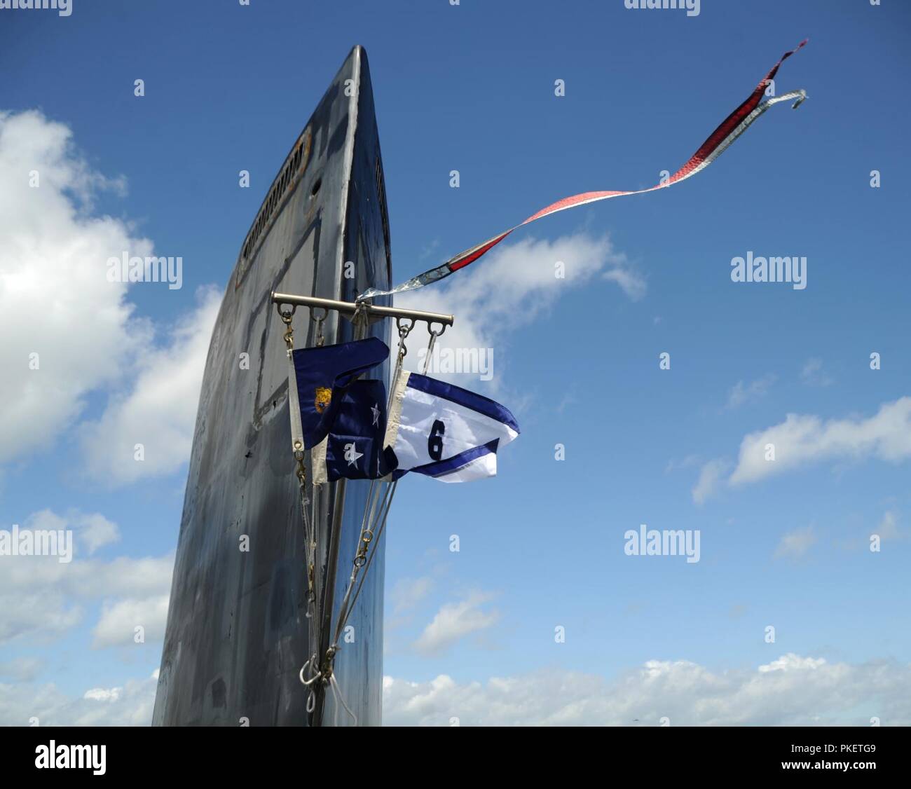 NORFOLK, Virginia (Agosto 1, 2018) Il comandante Submarine Force e comandante Squadriglia Sommergibili sei bandierine volare dalla bandiera personale della Virginia-class attack submarine USS Washington (SSN 787) durante un cambio del comando cerimonia in Norfolk, Virginia Capt. Martin Muckian alleviato Hartsfield come comandante, Squadriglia Sommergibili sei. Foto Stock